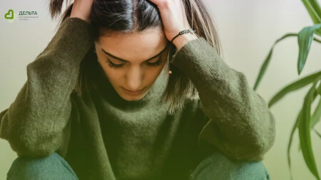 Девушка держится за голову